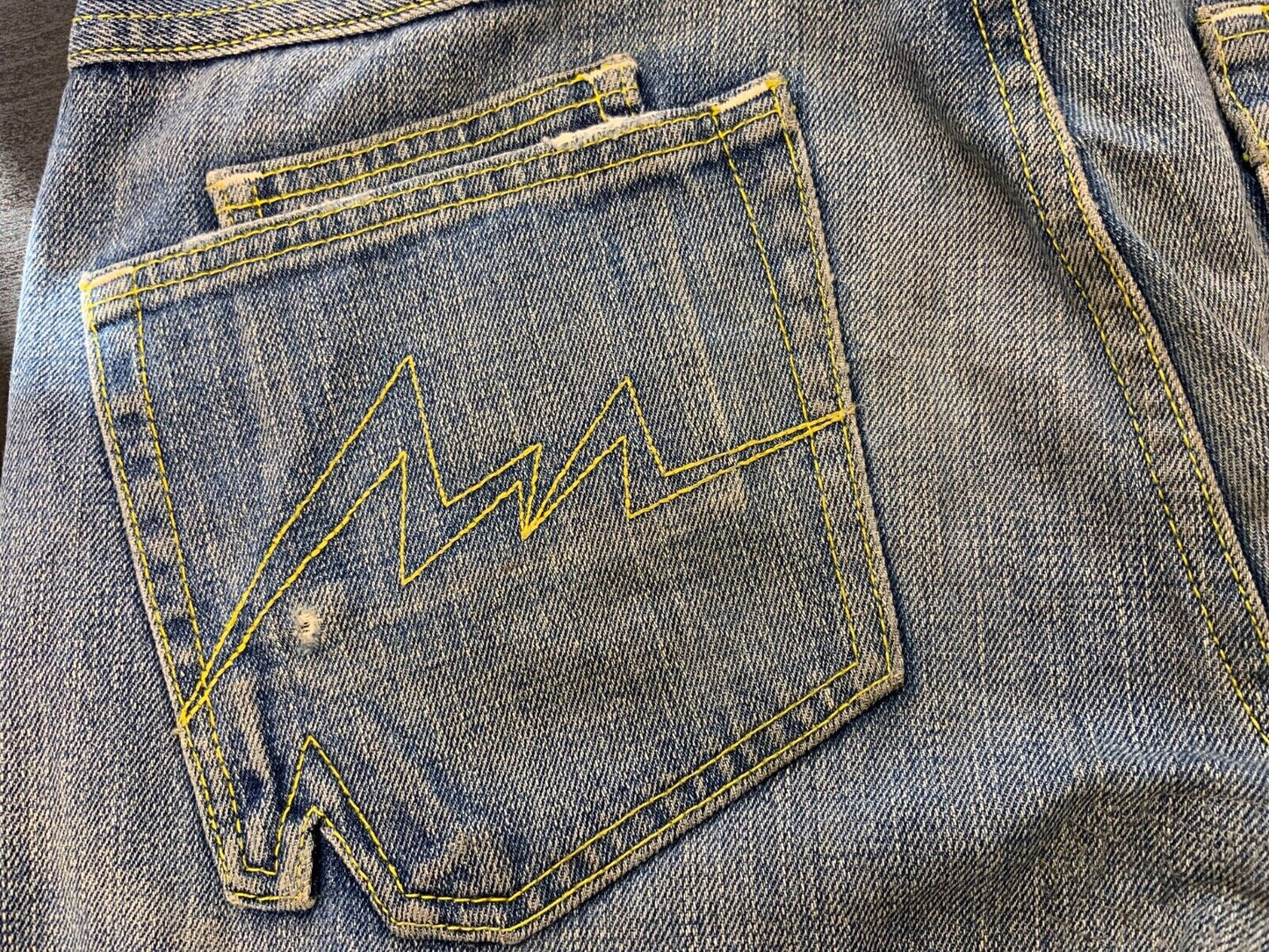 MAGIC NUMBER JAPAN DISTRESSED LIGHT WASH DENIM JEANS W32 L31