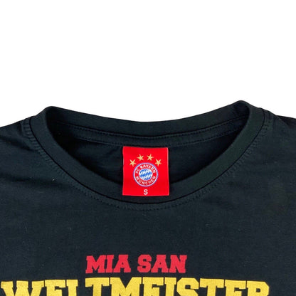 Official Bayern Munich FC ‘Mia San Weltmeister’ Bundesliga Graphic T-Shirt Small